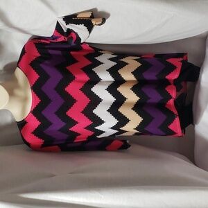 Moa.  Adorable ZigZag Blouse, 3/4 Sleeves, High-Low Hemline   Size XL